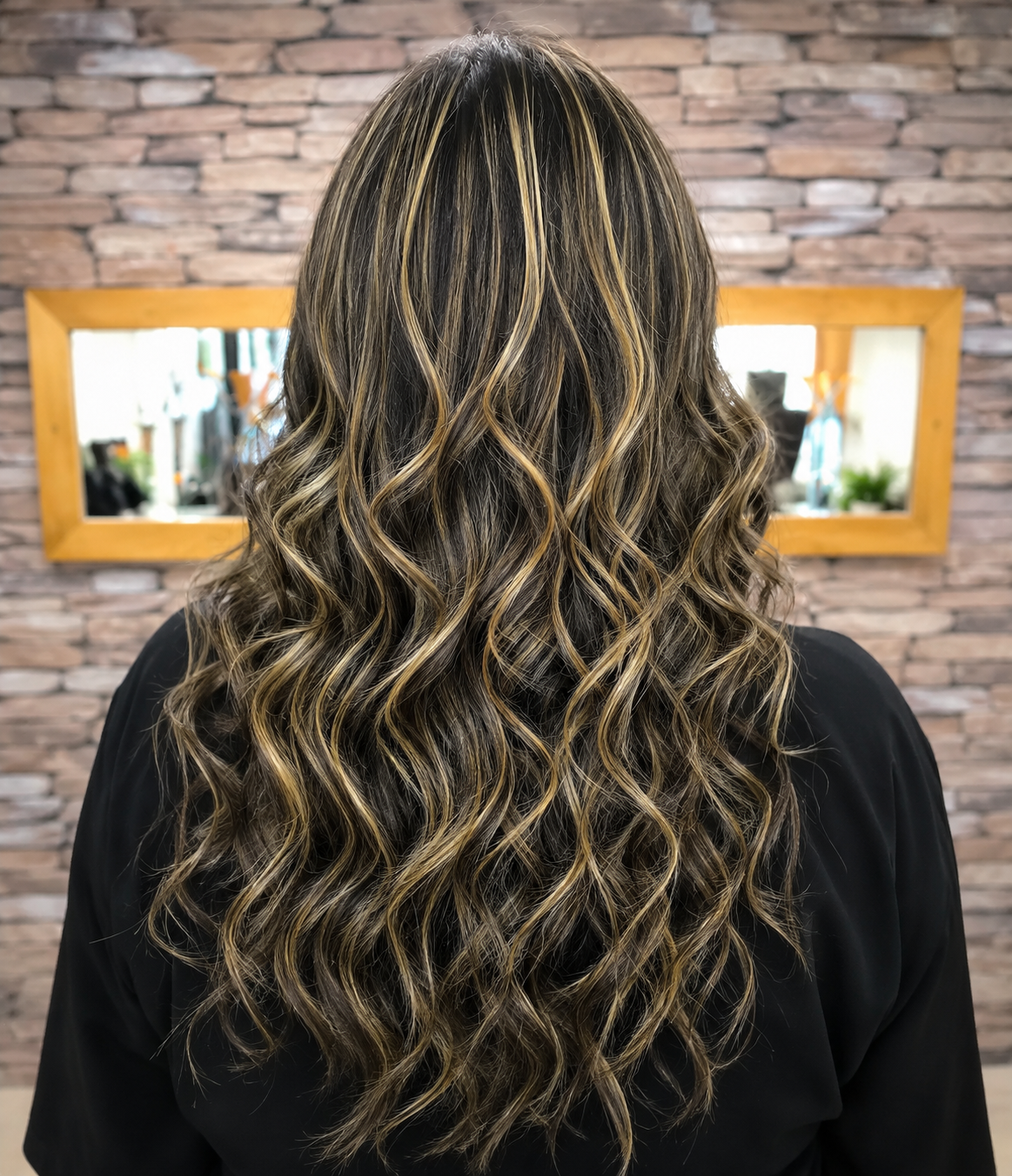 Acabado y estilo de cabello con enfoque en la naturalidad